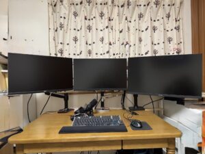 トリプルディスプレイの作業環境